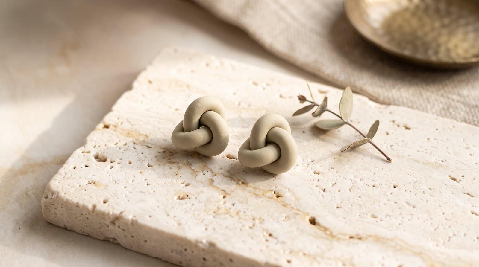 Neutral Knot Studs